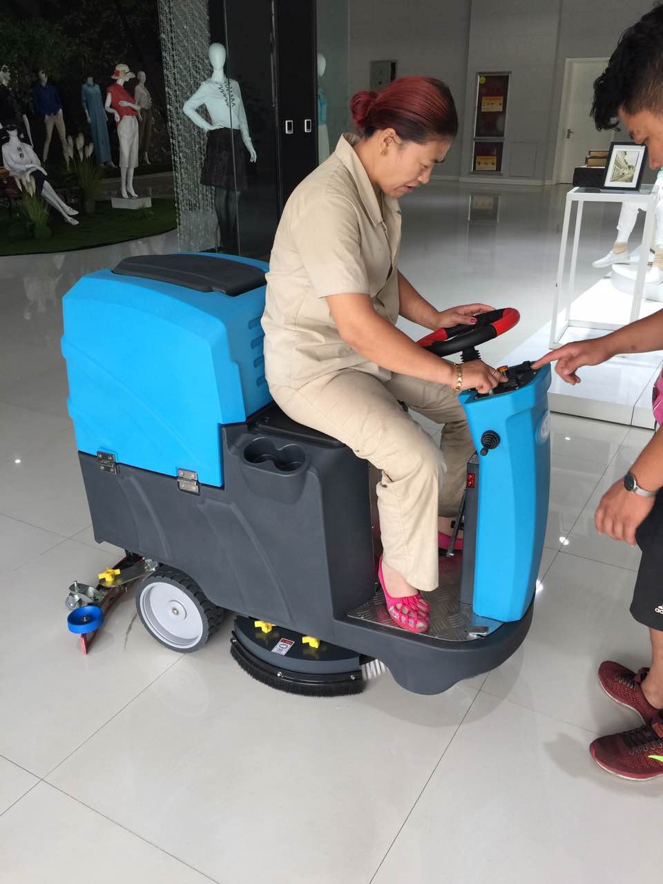 鲁泰纺织再次采购驾驶式洗地机DJ60完成地面清洁工作56